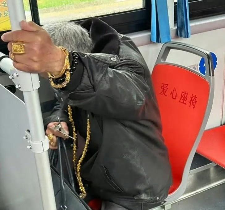 大爷这身值个三、四万没问题吧？！