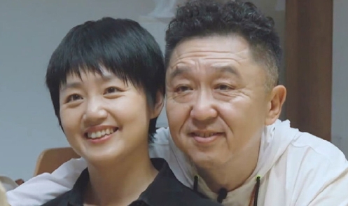 1998年，29岁、一穷二白的于谦爱上了19岁的白慧明。白父说:“我女儿不能找个