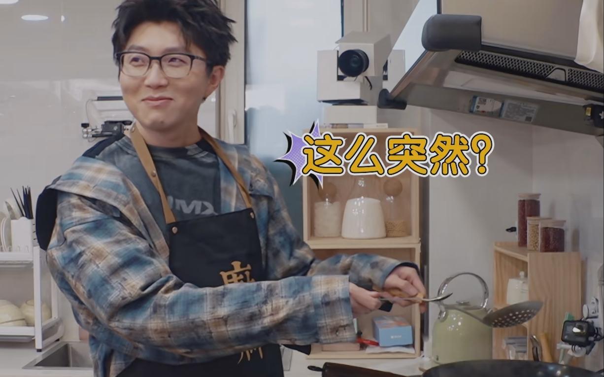杨迪代表广大网友，提问李雪琴：“如果有人同时绑架了毛不易和你的手机，你会先赎谁？
