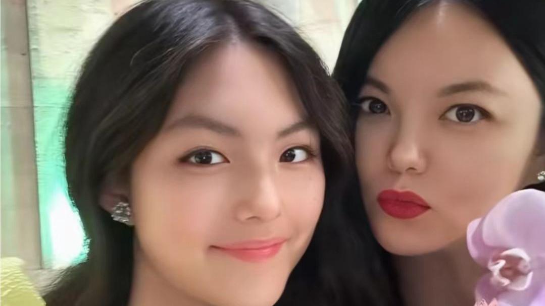 李湘带女儿参加皇室宴会，面对王后全程赔笑，引发网友们群嘲