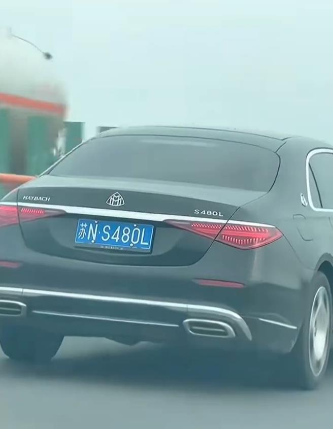 这辆迈巴赫的车型号跟车牌居然以一模一样诶？你们觉得这是靠运气还是靠实力？