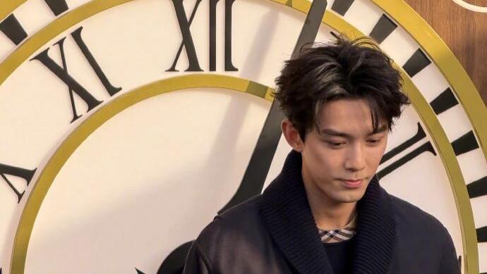 暗调裹型男，英伦藏半熟；松弛衬质感，生图赢精致