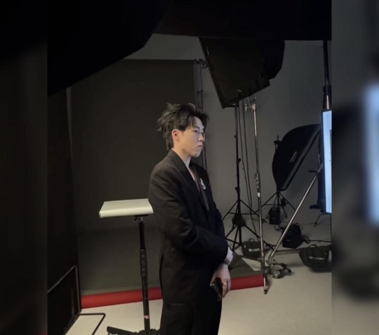 王楚钦这是拍广告还是宣传呢！侧脸都挡不住的帅气！
国乒现在真是好起来了，王楚钦这