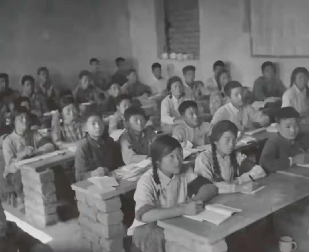 这张照片和我小时候上学的时候一模一样，也是用砖和水泥板砌起来的桌子，冬天的时候趴