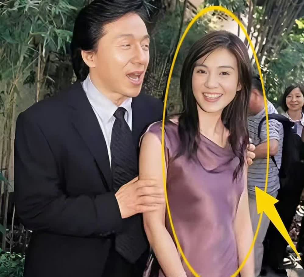 成龙的私生活，总是充满了神秘感。九十年代，他身边有一位不为人知的伴侣，她的存在几