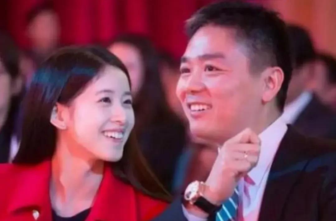 当年，刘强东经历了“仙人跳”——
章泽天怎么还能不动声色不提离婚？
首先，她已经