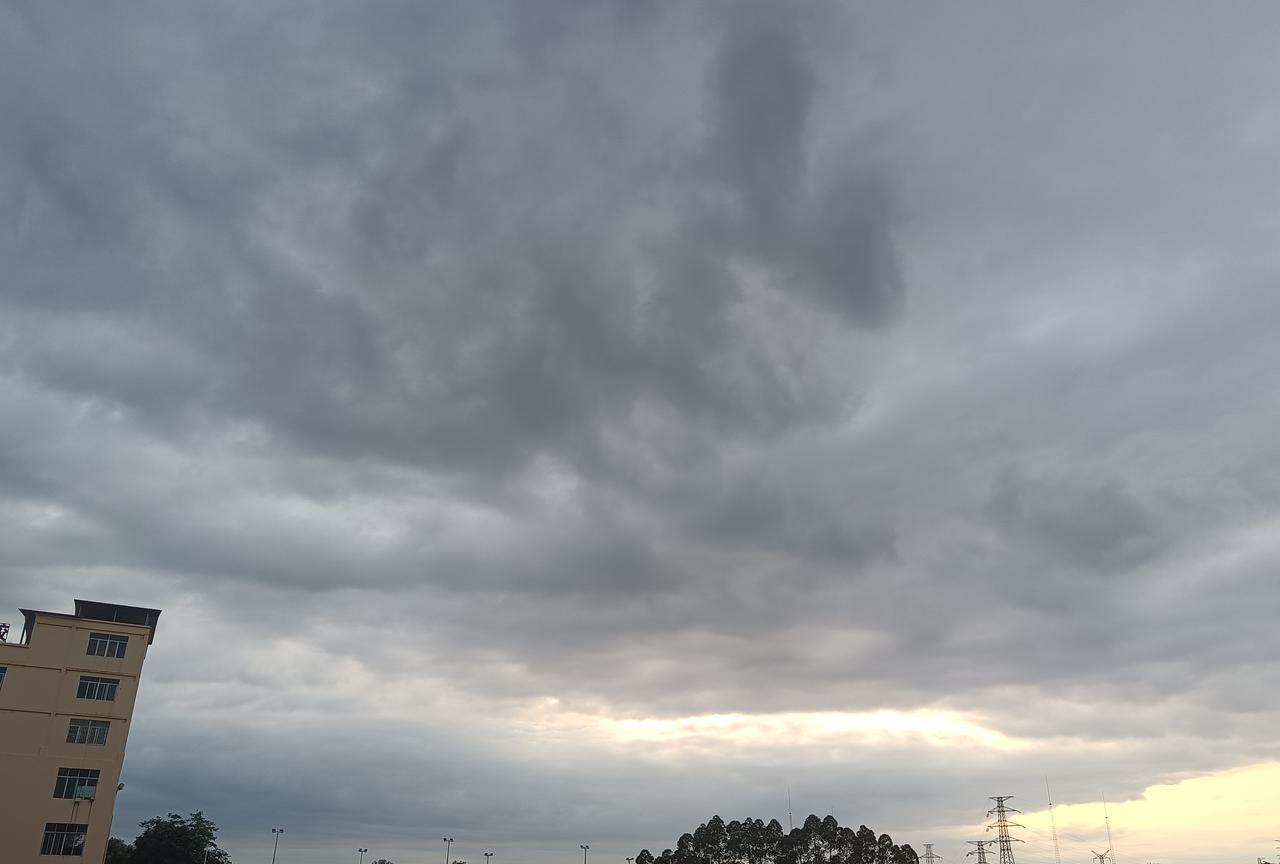 乌云密布的能跑步吗？！
上周一直下雨，几乎没有得跑步了，这周开始天气好转，以阴天