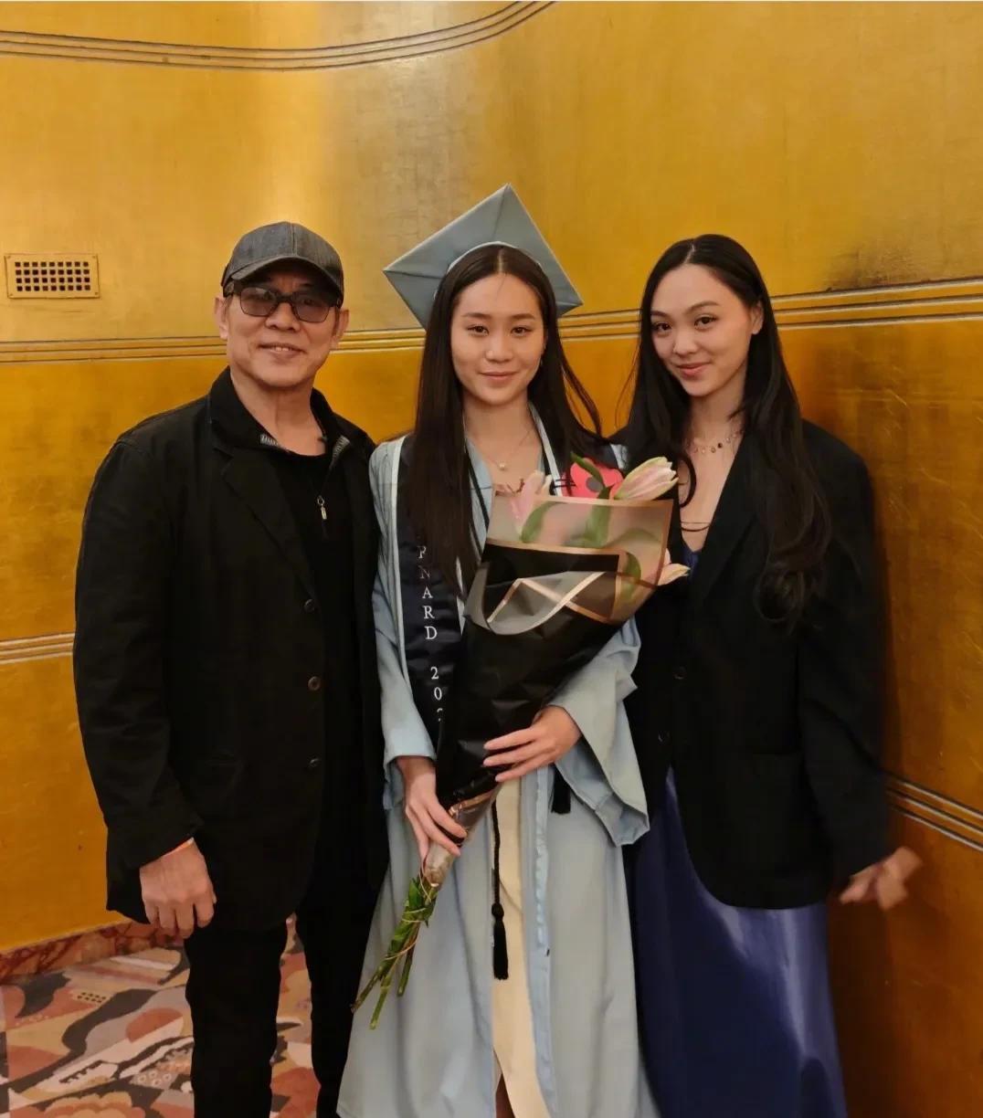 李连杰在社交媒体晒照，最小的女儿大学毕业了。
小女儿Jada毕业于哥伦比亚大学附