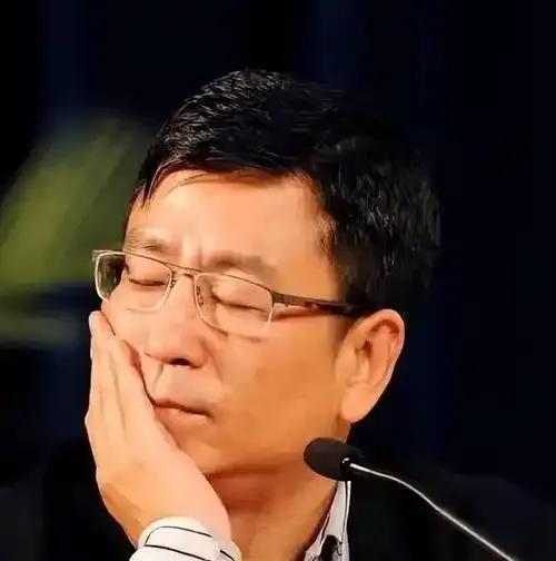 2000 年， 白岩松接到一个电话。“小白，如日中天，可要小心太阳落山啊。”这是