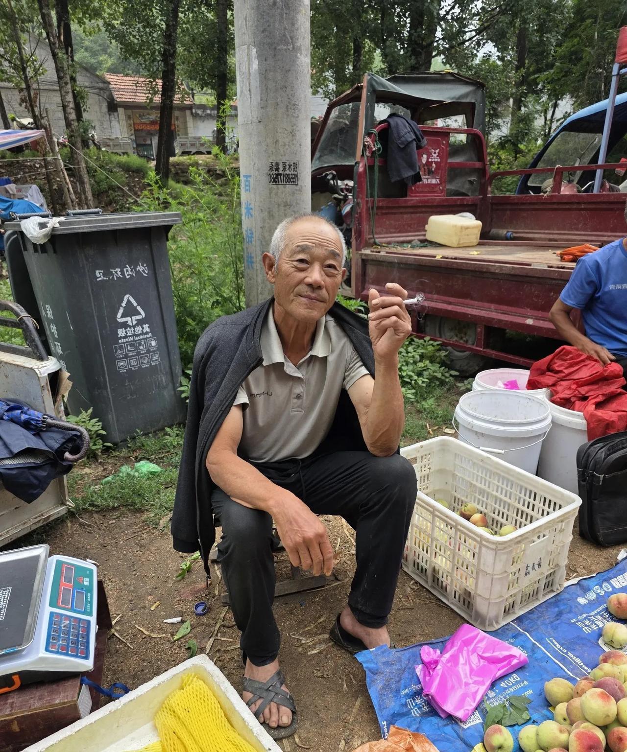 乡村叙事：带老娘和二嫂赶集，给二嫂买一件衣服……
上一集给二嫂、三嫂买了裤子，我
