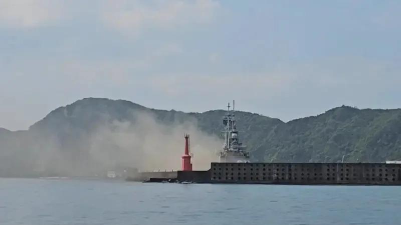 人民海军生日当天，台军最大军舰港内起火！
台湾省媒体消息称，台海军号称战力最强、