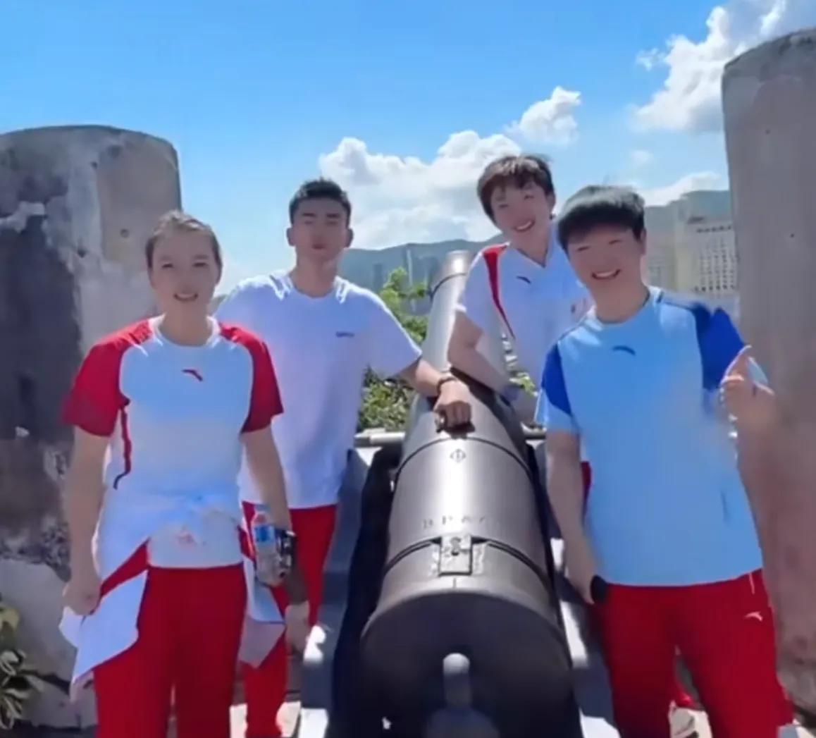 那时候的他们意气风发，两对冠军组合，笑得多么灿烂，乒乓球和羽毛球获得混双冠军，乒