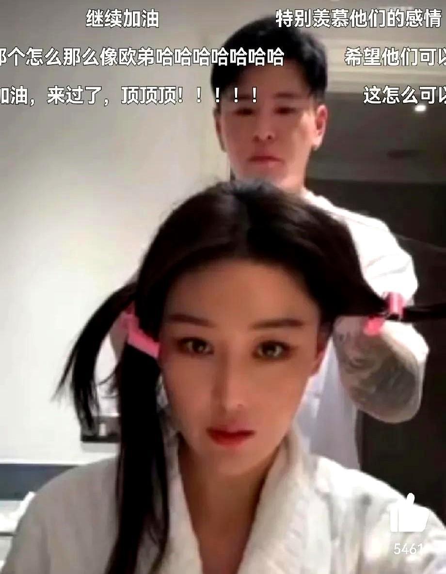 张馨予在直播间突然撒狗粮了！
她对着镜头说要和何捷绑爱情锁，笑得眼睛都弯成了月牙