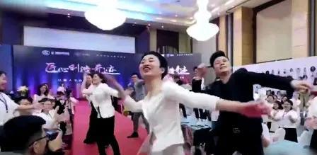 如果你的所在的公司盛行鼓掌舞，那你就头也别回的赶紧离开，因为这种公司大多是只会画