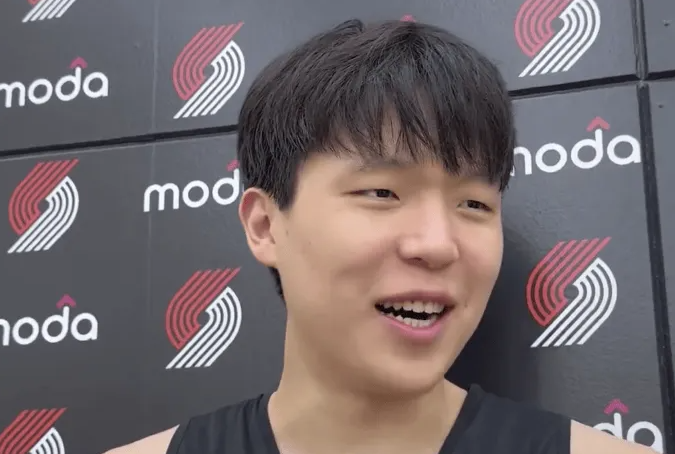 美媒Legion Hoops更新社交媒体，晒出杨瀚森接受采访的片段。
记者提问：