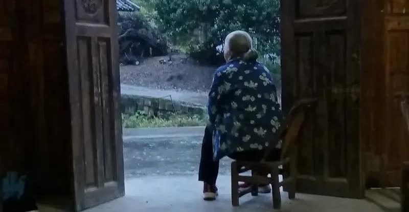 我在院子里坐着，忽然听到门外一老人在痛哭，我赶紧出去看，在离我家30多米的地方，