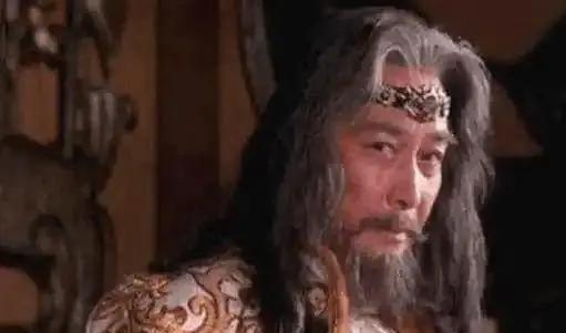 公元386年，魏王拓跋珪不可救药地爱上了自己的二姨贺氏。母亲献明皇后极力反对：“