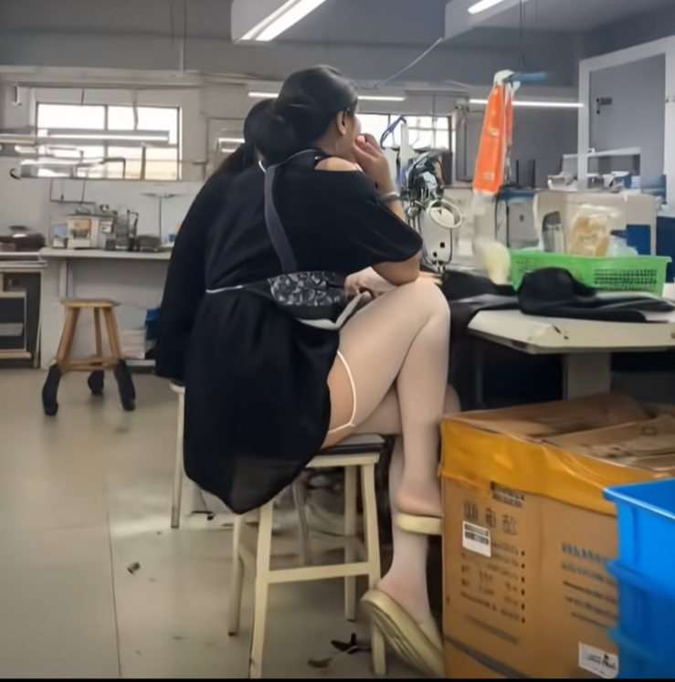 俩人不好好上班，又在这蛐蛐谁呢