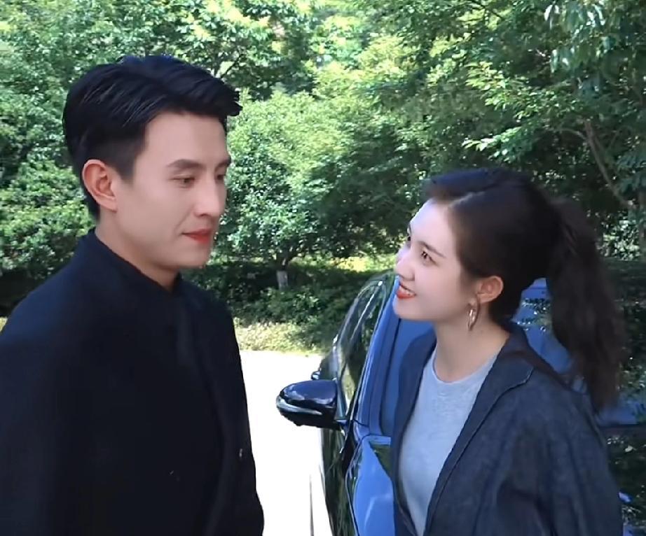 《盛夏芬德拉》看完短剧再看花絮
一样的甜，一样的拉丝
男主的演技超棒
好多短剧里