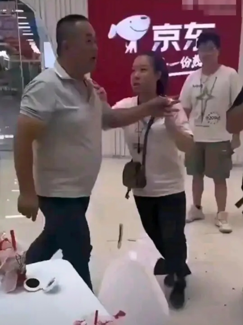 “只要我们死不绝，文化就不能入侵！”一个热血大叔，手持棍棒怒砸漫展，大喊：“一个