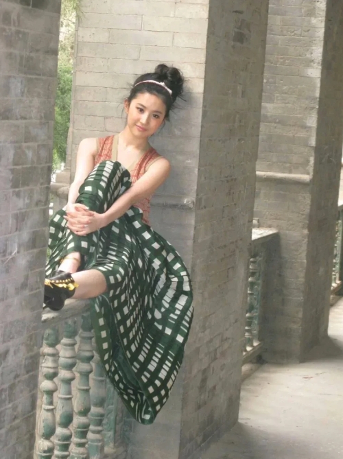 刘亦菲，170cm，在古风建筑的角落，感受岁月静好。