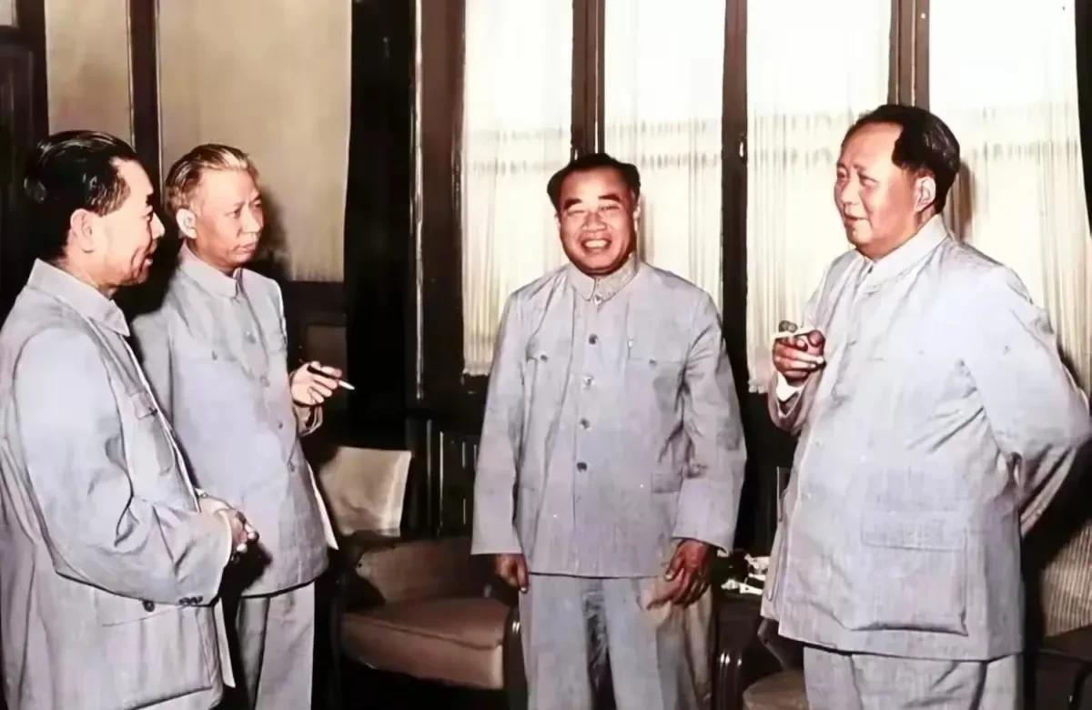 毛主席、朱德、周恩来、刘少奇，这几位革命领袖站在一起，就仿佛是一部波澜壮阔的革命