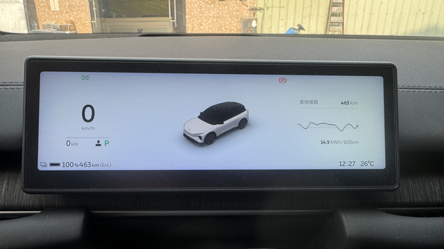 让我换到新车主的电池了
换完电池后用了几天，回公司充满电发现续航可怕。晚上充满4