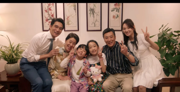 《绽放的许开心》
胡小娇特别热情拿出自己的化妆品给钱浩的妈妈化妆，以后拍全家福！