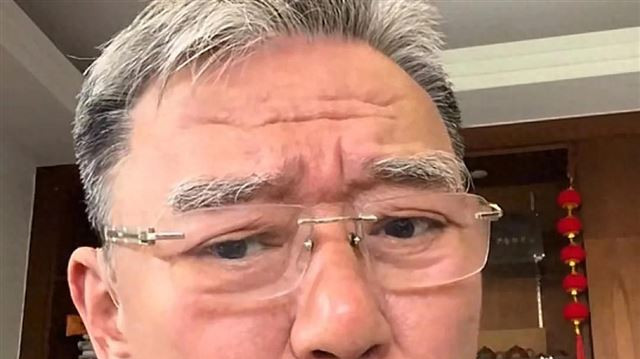 李立群未表态略显无奈，携全家乘机飞往国外，网友评论猜测真因