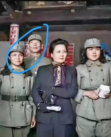 究竟是什么样的场景令他们如此“放肆”的？
​这张照片非常有意思！
​照片中有4个