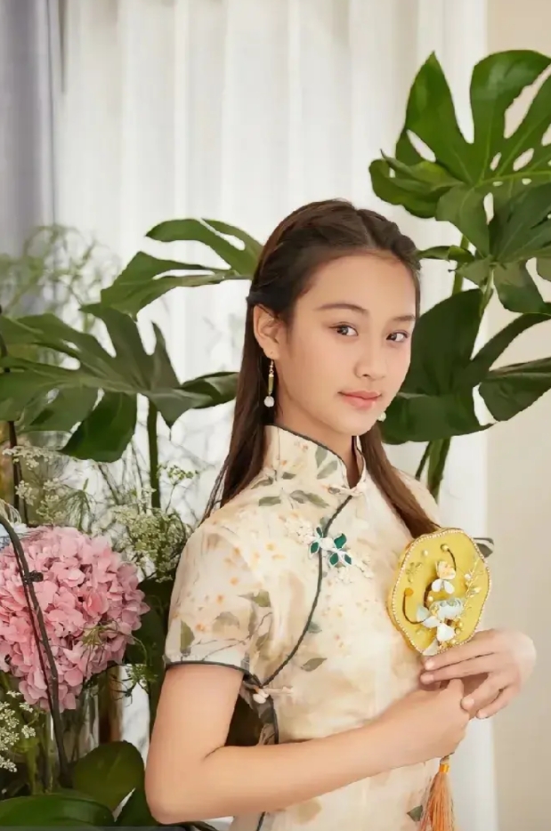李小璐与贾乃亮的女儿甜馨也有拍电视的想法了，日前她在社交媒体回应了网友，不过她说