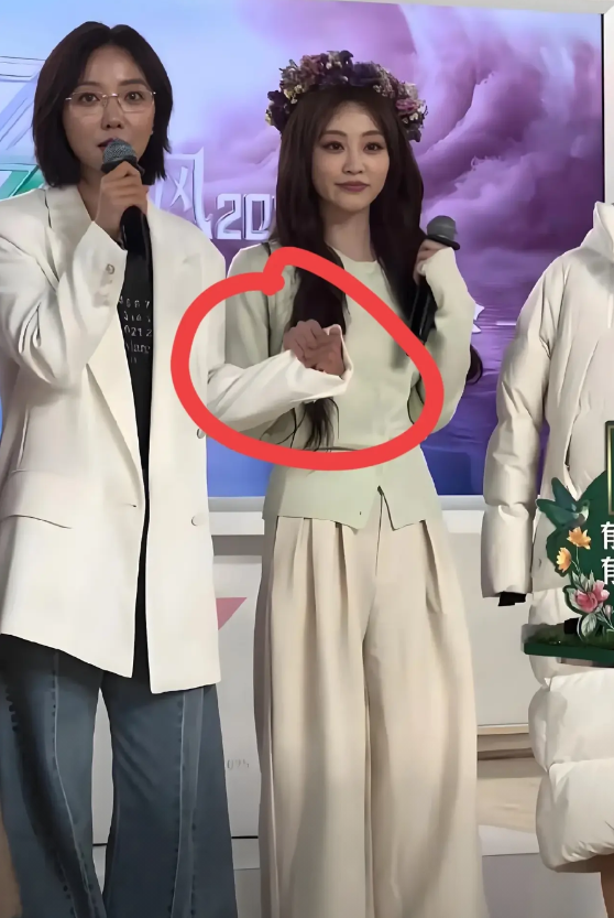 我只嫉妒41岁的王珞丹一件事
不是她在北京住豪宅，也不是她的美貌
更不是她的大长