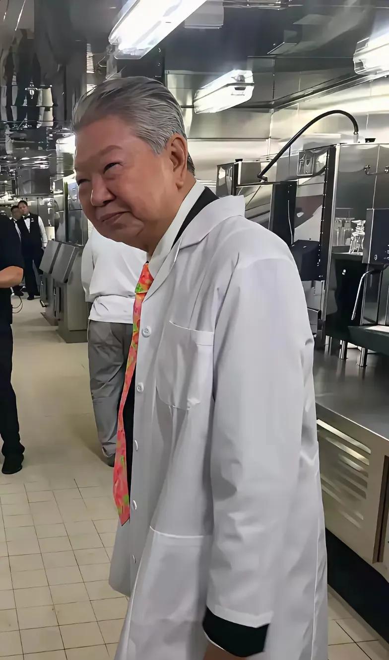 悼蔡澜先生
珍馐美酒伴芳时，
雅宅流光赋逸诗。
笑看人间烟火色，
此生尽绽率真姿