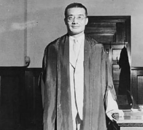1949年，梅汝璈拒绝南渡，坚定留在北京，1966年后，梅汝璈遭受到巨大磨难，小