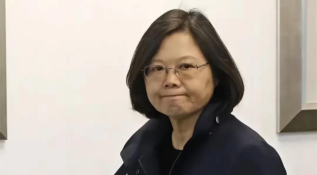 蔡英文公开喊话了！蔡英文在岛内所谓的大罢免失败后公开表示，现在岛内内外交困，面临