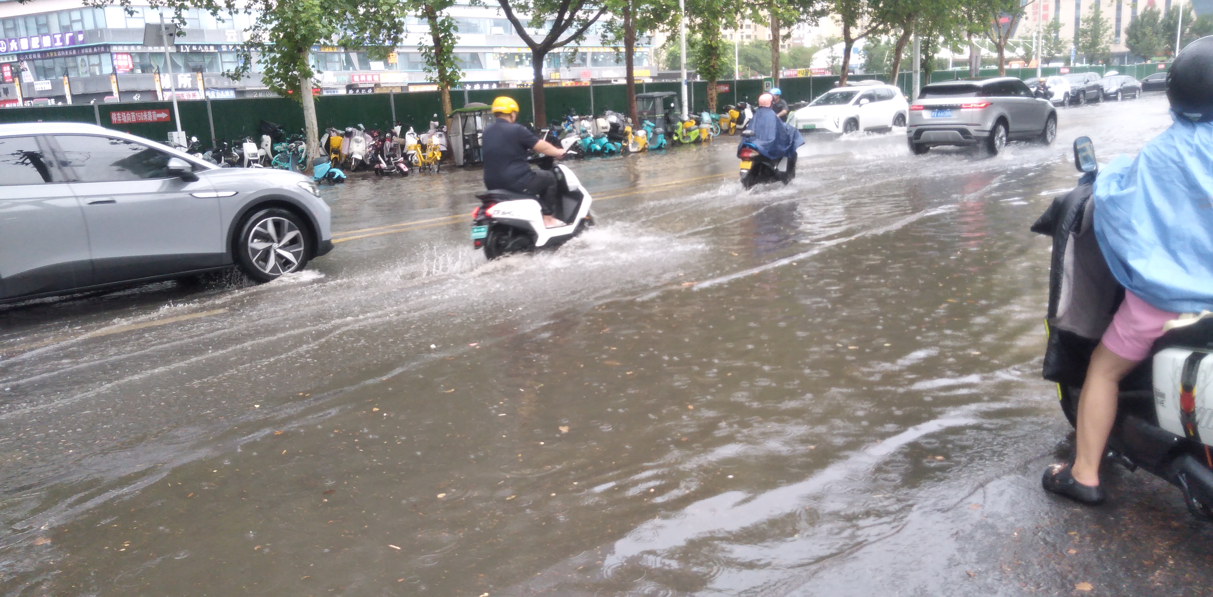 昨天郑州一场久违的雨
