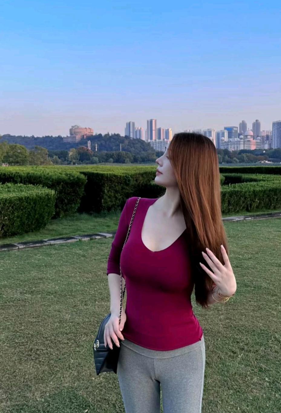 就喜欢看你撩秀发的样子！