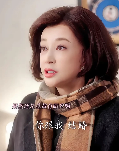 74岁还这么美，刘晓庆你到底吃了啥“防腐剂”？实在不行咱回家养老吧，这状态让20