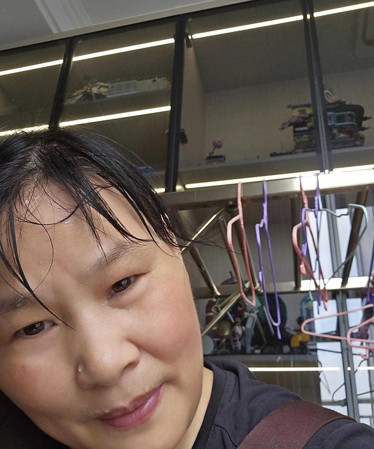 昨天上午忙完活，回到家东西一扔，就赶紧冲进浴室洗澡去了。
     我在宁波做家