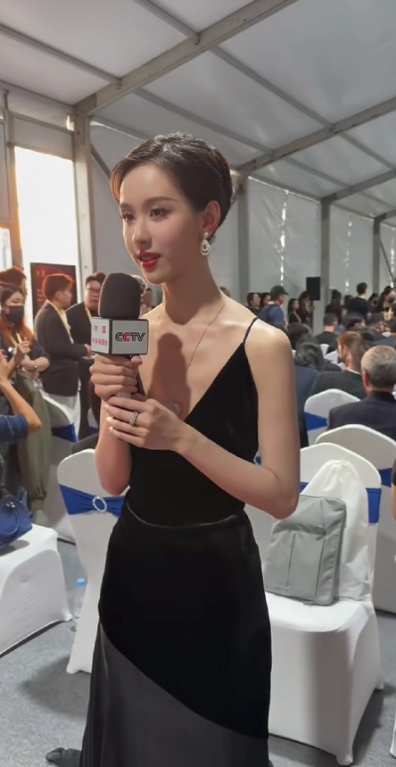 这届金鸡奖晚会，陈都灵简直美出天际！她化身“黑天鹅”惊艳亮相红毯。
一袭黑色露背