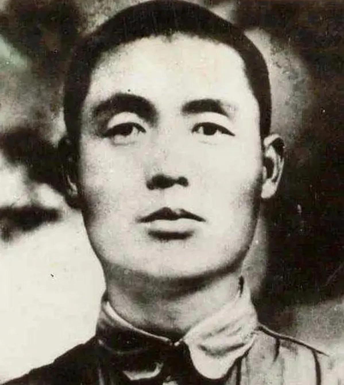 董振堂于宁都起义加入我军，带着1万七千人，可以说直接壮大了我军当时的队伍。
和董