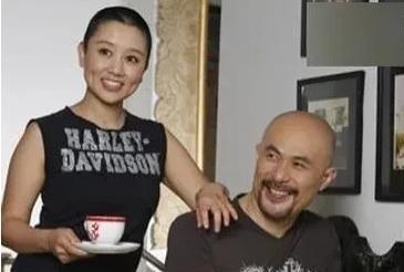 1994年，饰演“鳌拜”的徐锦江到云南拍戏，路过机场的时候，他看到一队女兵，对其