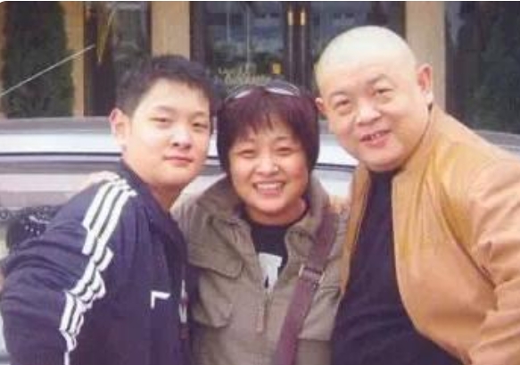2005年，傅彪因肝癌去世，因治疗欠下百万债务，冯小刚直接给了200万，张国立也