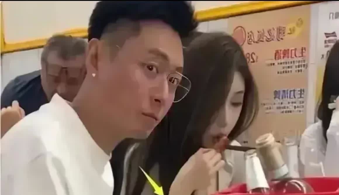 不查不知道，一查吓一跳！

买超张嘉倪分手后，买超就找了个18岁的小女友。在