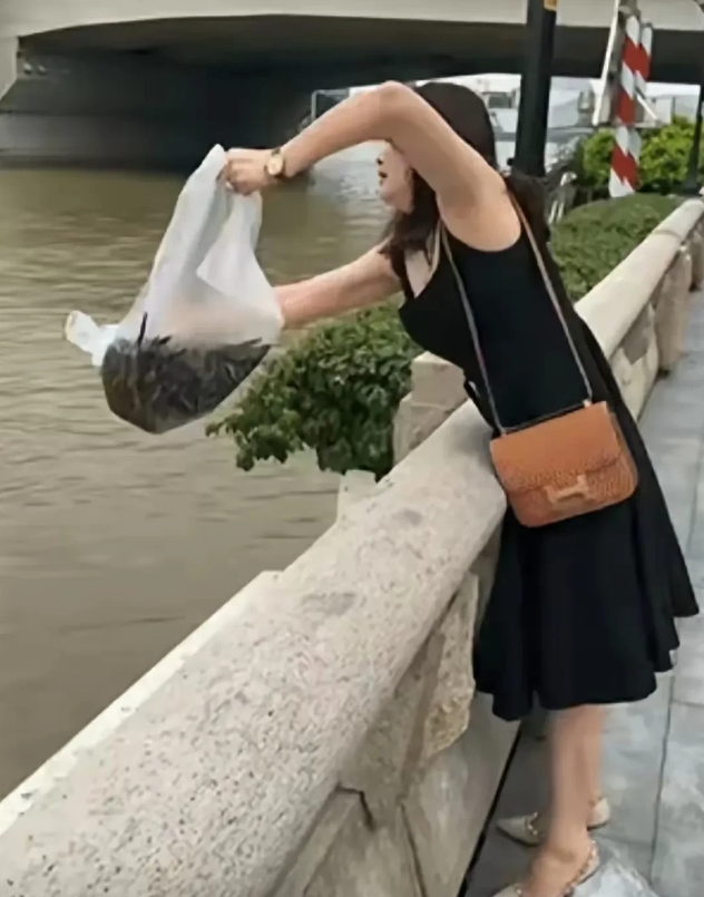 四川，一名男子在河边散步时，意外发现一名女子驾驶着一辆小轿车，随后将车停在了路边