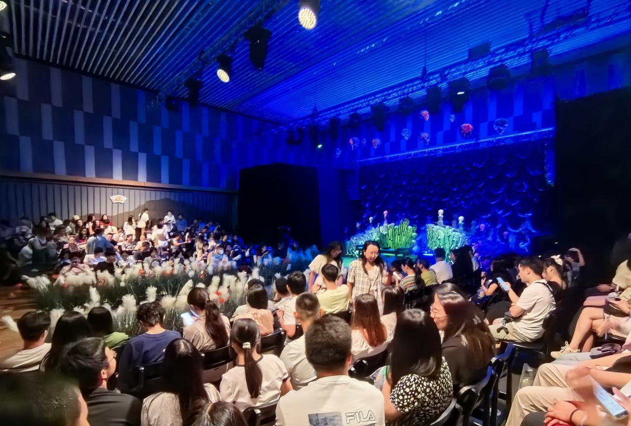 陪老婆孩子来看开心麻花剧场，发现一个有意思的事情。
来看的观众中有女的自己来的，