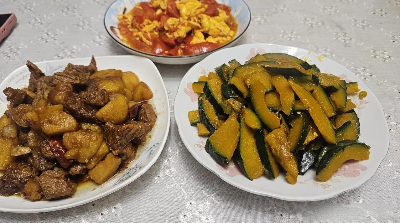 看看我家的晚餐，如何？还不错吧。
    我是做家政的大姐，下午临时加了一单活，