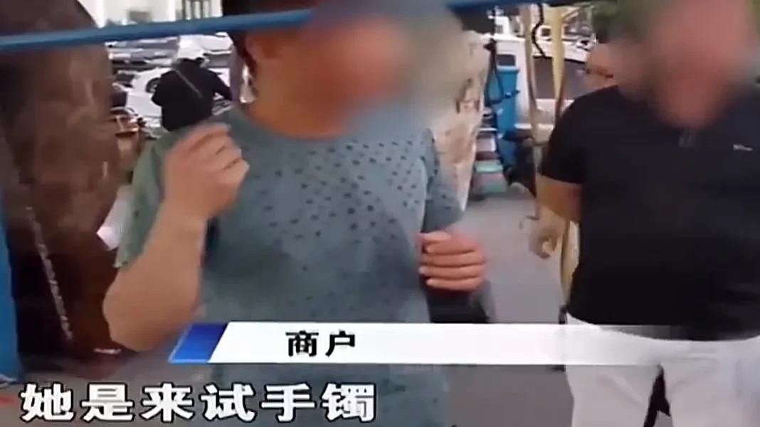 试戴玉镯后喊疼取不下来，店主最后一百块卖给了她