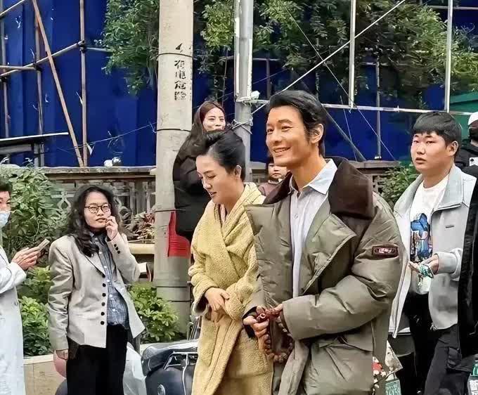 朱媛媛四月份还和黄小明一起拍戏
精神状态挺好的，路人穿着单鞋
朱媛媛穿着棉鞋
