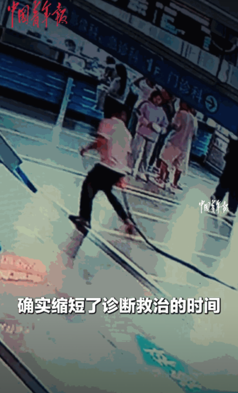 “致死率99%！”8月20日，云南临沧，一老人外出散步时，见一条眼镜王蛇被压伤，